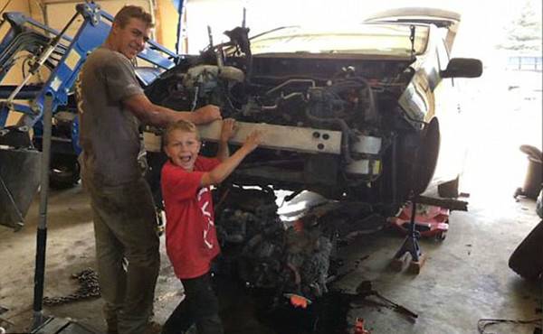 8歲男童獨(dú)自用千斤頂抬起汽車救出被壓父親